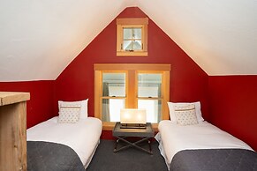 East Side Hideaway 3 Bedroom Condo by RedAwning