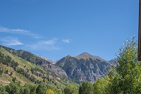 East Side Hideaway 3 Bedroom Condo by RedAwning