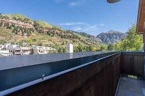 East Side Hideaway 3 Bedroom Condo by RedAwning