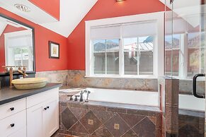 East Side Hideaway 3 Bedroom Condo by RedAwning