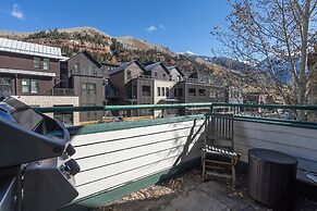 East Side Hideaway 3 Bedroom Condo by RedAwning