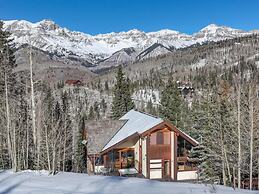 Slopeside Chalet 4 Bedroom Home by RedAwning