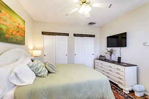 Hot Tub & Fire Pit: Serene Clifton Retreat!