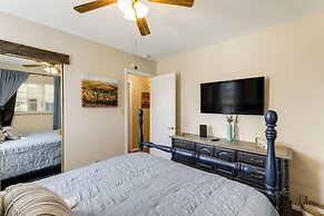 Hot Tub & Fire Pit: Serene Clifton Retreat!