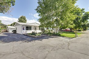 Hot Tub & Fire Pit: Serene Clifton Retreat!