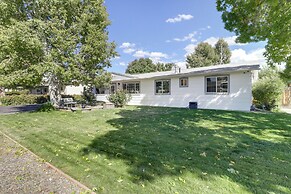 Hot Tub & Fire Pit: Serene Clifton Retreat!