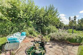 Hot Tub & Fire Pit: Serene Clifton Retreat!