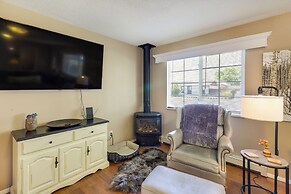 Hot Tub & Fire Pit: Serene Clifton Retreat!