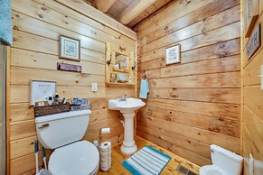 Secluded Broken Bow Cabin w/ Fire Pit and Deck!