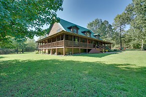 Secluded Broken Bow Cabin w/ Fire Pit and Deck!
