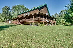 Secluded Broken Bow Cabin w/ Fire Pit and Deck!