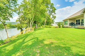 Flippin Home w/ Deck & Grill: Steps to White River