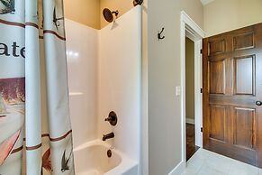 Flippin Home w/ Deck & Grill: Steps to White River