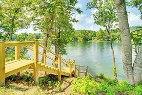 Flippin Home w/ Deck & Grill: Steps to White River