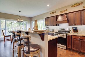 Flippin Home w/ Deck & Grill: Steps to White River