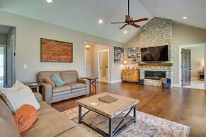 Flippin Home w/ Deck & Grill: Steps to White River