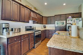 Flippin Home w/ Deck & Grill: Steps to White River