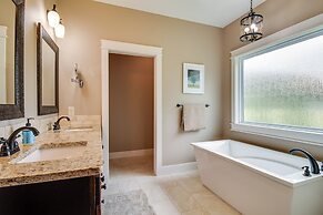 Flippin Home w/ Deck & Grill: Steps to White River