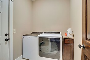 Flippin Home w/ Deck & Grill: Steps to White River