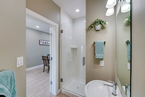 Bright, Modern Corpus Christi Condo: 2 Mi to Beach