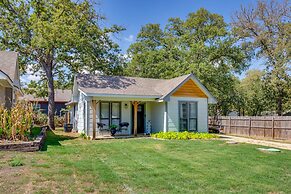 Charming Granbury Cottage Retreat w/ Private Patio