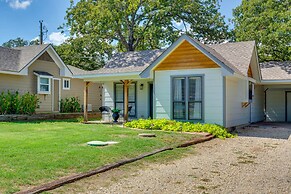 Charming Granbury Cottage Retreat w/ Private Patio