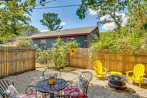 Charming Granbury Cottage Retreat w/ Private Patio