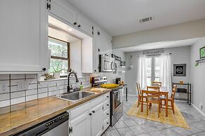 Charming Granbury Cottage Retreat w/ Private Patio