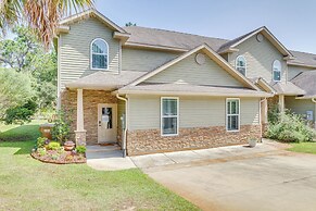 Charming Navarre Townhome: 5 Mi to Beach!