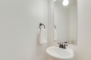 Charming Navarre Townhome: 5 Mi to Beach!