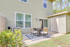 Charming Navarre Townhome: 5 Mi to Beach!