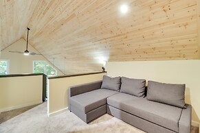 Community Beach Access: Modern Poconos Cabin!