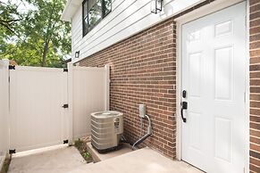 Chic Lake Geneva Apartment in Desirable Location!