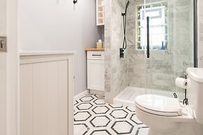 Chic Lake Geneva Apartment in Desirable Location!