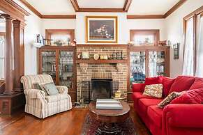 Cozy Cape Cod Bungalow