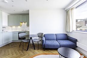 1-bed Apartment: Close to Wimbledon Station