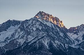 Mt Williamson Motel and Basecamp