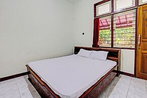 OYO 92710 Losmen Tjabe Merah Near Alfamart Bintaro