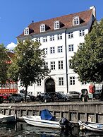 Christianshavn Canalside Luxury Apartment