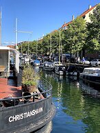 Christianshavn Canalside Luxury Apartment