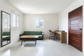 LowPressure restaurant & surf guesthouse