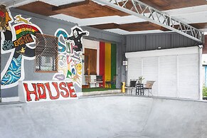 LowPressure restaurant & surf guesthouse
