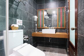 LowPressure restaurant & surf guesthouse