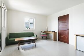 LowPressure restaurant & surf guesthouse