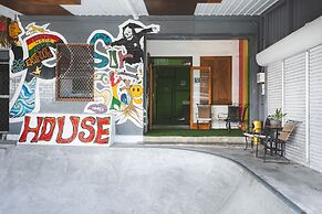 LowPressure restaurant & surf guesthouse