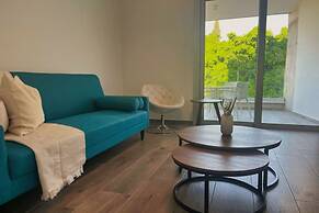 Phaedrus Living Coral Suites Aura