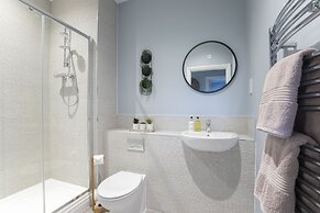 Elliot Oliver - Luxurious Two Bedroom Apartment in The Docks