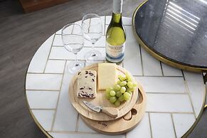 Elliot Oliver - Luxurious Two Bedroom Apartment in The Docks