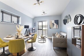 Elliot Oliver - Luxurious Two Bedroom Apartment in The Docks