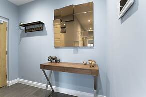 Elliot Oliver - Luxurious Two Bedroom Apartment in The Docks